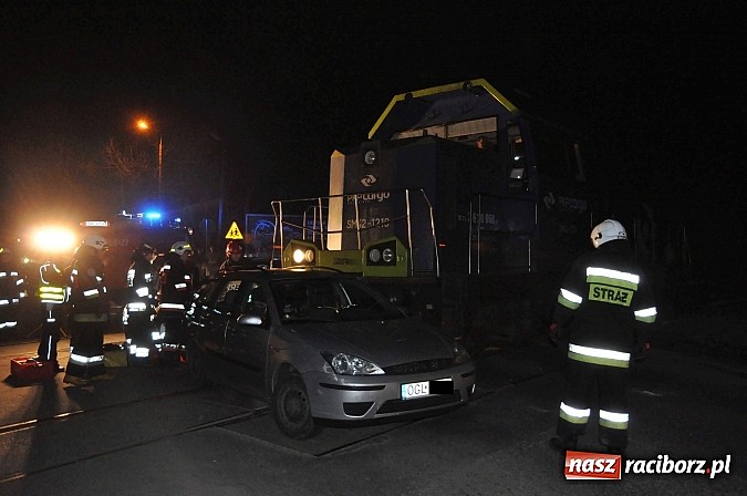 Zdjęcie w galerii na portalu naszraciborz.pl: W Pietrowicach Wielkich ford wjechał pod nadjeżdżającą lokomotywę wiadomości z regionu