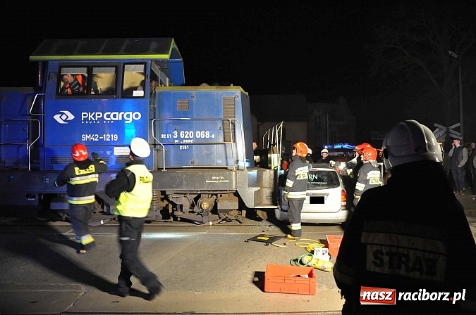 Zdjęcie w galerii na portalu naszraciborz.pl: W Pietrowicach Wielkich ford wjechał pod nadjeżdżającą lokomotywę wiadomości z regionu
