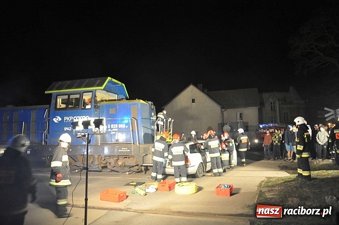 Zdjęcie w galerii na portalu naszraciborz.pl: W Pietrowicach Wielkich ford wjechał pod nadjeżdżającą lokomotywę wiadomości z regionu