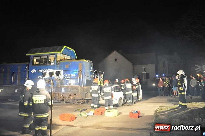 Zdjęcie w galerii na portalu naszraciborz.pl: W Pietrowicach Wielkich ford wjechał pod nadjeżdżającą lokomotywę wiadomości z regionu