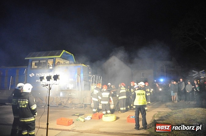 Zdjęcie w galerii na portalu naszraciborz.pl: W Pietrowicach Wielkich ford wjechał pod nadjeżdżającą lokomotywę wiadomości z regionu
