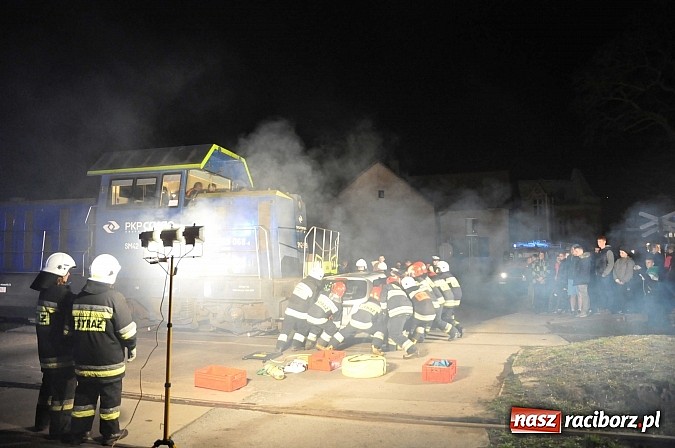 Zdjęcie w galerii na portalu naszraciborz.pl: W Pietrowicach Wielkich ford wjechał pod nadjeżdżającą lokomotywę wiadomości z regionu