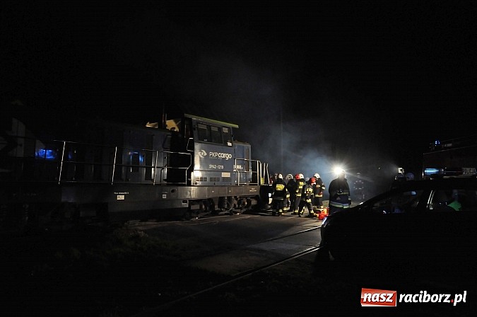 Zdjęcie w galerii na portalu naszraciborz.pl: W Pietrowicach Wielkich ford wjechał pod nadjeżdżającą lokomotywę wiadomości z regionu