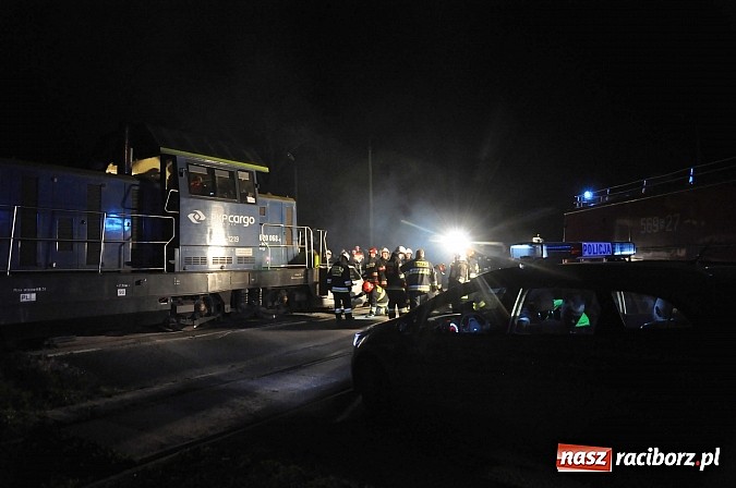 Zdjęcie w galerii na portalu naszraciborz.pl: W Pietrowicach Wielkich ford wjechał pod nadjeżdżającą lokomotywę wiadomości z regionu