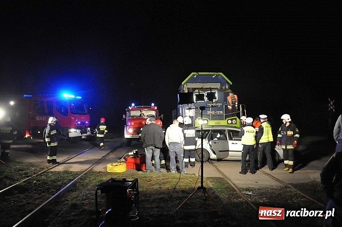 Zdjęcie w galerii na portalu naszraciborz.pl: W Pietrowicach Wielkich ford wjechał pod nadjeżdżającą lokomotywę wiadomości z regionu