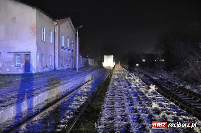 Zdjęcie w galerii na portalu naszraciborz.pl: W Pietrowicach Wielkich ford wjechał pod nadjeżdżającą lokomotywę wiadomości z regionu