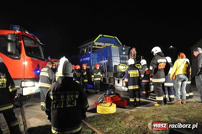 Zdjęcie w galerii na portalu naszraciborz.pl: W Pietrowicach Wielkich ford wjechał pod nadjeżdżającą lokomotywę wiadomości z regionu