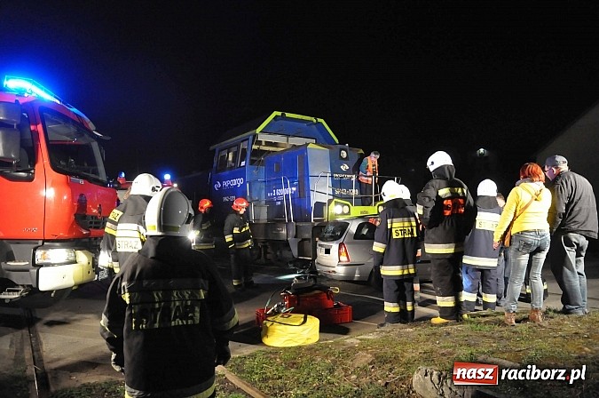 Zdjęcie w galerii na portalu naszraciborz.pl: W Pietrowicach Wielkich ford wjechał pod nadjeżdżającą lokomotywę wiadomości z regionu