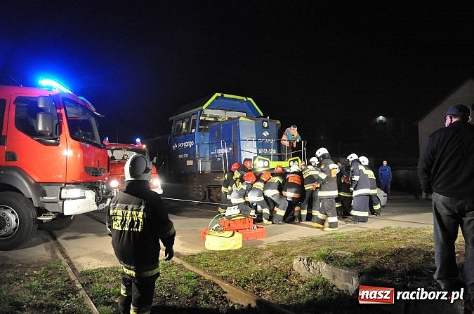 Zdjęcie w galerii na portalu naszraciborz.pl: W Pietrowicach Wielkich ford wjechał pod nadjeżdżającą lokomotywę wiadomości z regionu