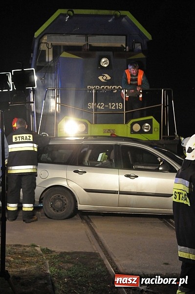 Zdjęcie w galerii na portalu naszraciborz.pl: W Pietrowicach Wielkich ford wjechał pod nadjeżdżającą lokomotywę wiadomości z regionu