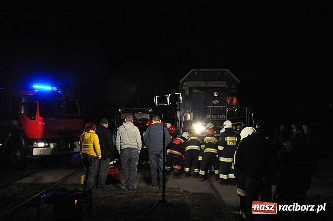 Zdjęcie w galerii na portalu naszraciborz.pl: W Pietrowicach Wielkich ford wjechał pod nadjeżdżającą lokomotywę wiadomości z regionu