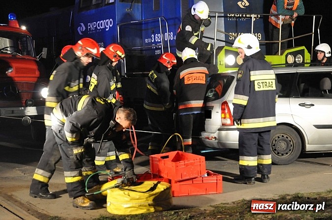 Zdjęcie w galerii na portalu naszraciborz.pl: W Pietrowicach Wielkich ford wjechał pod nadjeżdżającą lokomotywę wiadomości z regionu