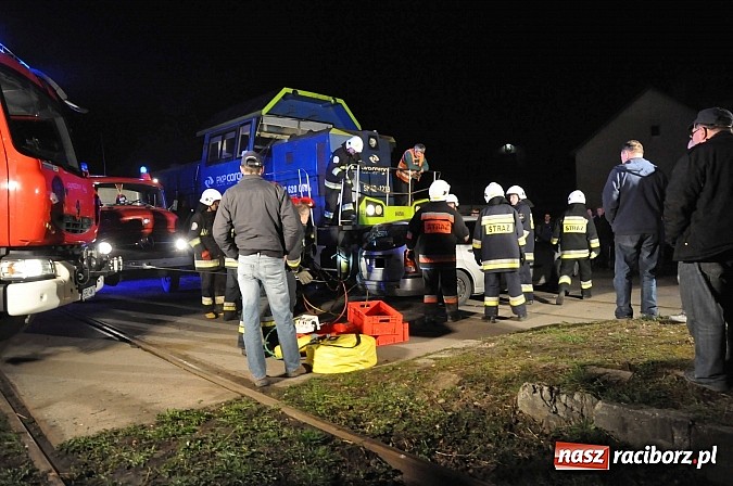 Zdjęcie w galerii na portalu naszraciborz.pl: W Pietrowicach Wielkich ford wjechał pod nadjeżdżającą lokomotywę wiadomości z regionu