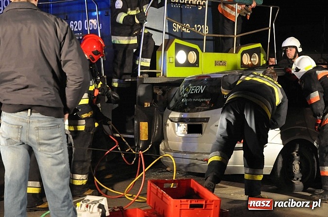 Zdjęcie w galerii na portalu naszraciborz.pl: W Pietrowicach Wielkich ford wjechał pod nadjeżdżającą lokomotywę wiadomości z regionu