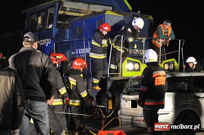 Zdjęcie w galerii na portalu naszraciborz.pl: W Pietrowicach Wielkich ford wjechał pod nadjeżdżającą lokomotywę wiadomości z regionu