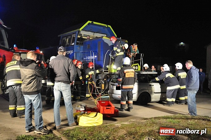 Zdjęcie w galerii na portalu naszraciborz.pl: W Pietrowicach Wielkich ford wjechał pod nadjeżdżającą lokomotywę wiadomości z regionu