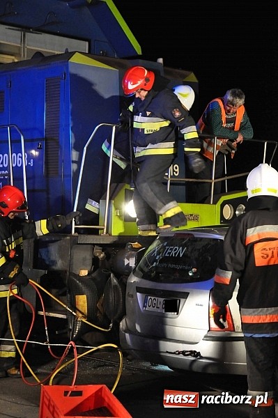 Zdjęcie w galerii na portalu naszraciborz.pl: W Pietrowicach Wielkich ford wjechał pod nadjeżdżającą lokomotywę wiadomości z regionu