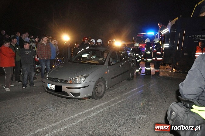 Zdjęcie w galerii na portalu naszraciborz.pl: W Pietrowicach Wielkich ford wjechał pod nadjeżdżającą lokomotywę wiadomości z regionu