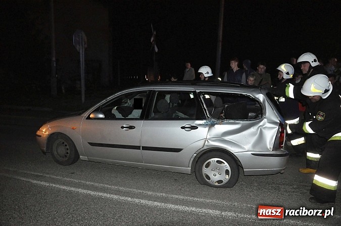 Zdjęcie w galerii na portalu naszraciborz.pl: W Pietrowicach Wielkich ford wjechał pod nadjeżdżającą lokomotywę wiadomości z regionu