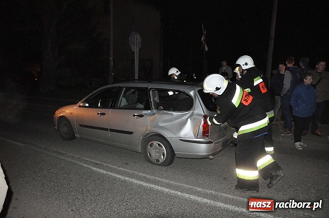 Zdjęcie w galerii na portalu naszraciborz.pl: W Pietrowicach Wielkich ford wjechał pod nadjeżdżającą lokomotywę wiadomości z regionu