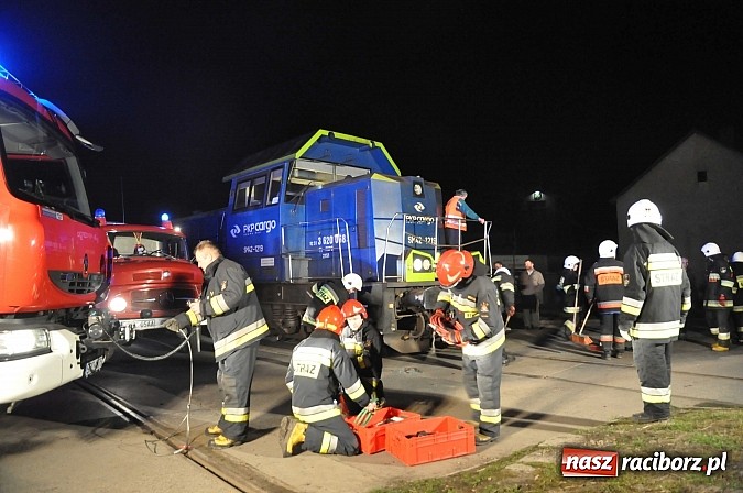Zdjęcie w galerii na portalu naszraciborz.pl: W Pietrowicach Wielkich ford wjechał pod nadjeżdżającą lokomotywę wiadomości z regionu