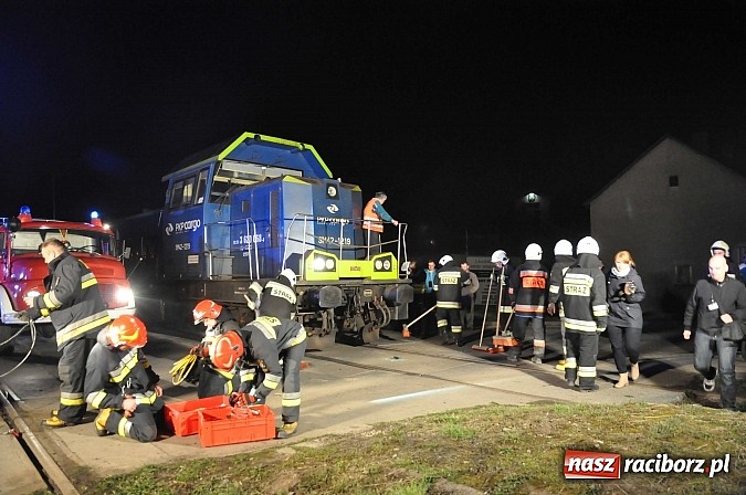 Zdjęcie w galerii na portalu naszraciborz.pl: W Pietrowicach Wielkich ford wjechał pod nadjeżdżającą lokomotywę wiadomości z regionu