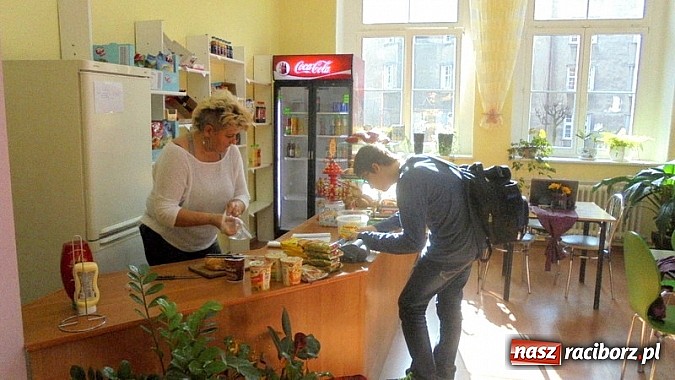 Zdjęcie w galerii na portalu naszraciborz.pl: II miejsce dziewcząt z G5 w Mistrzostwach Raciborza Dwójek Siatkarskich wiadomości z regionu