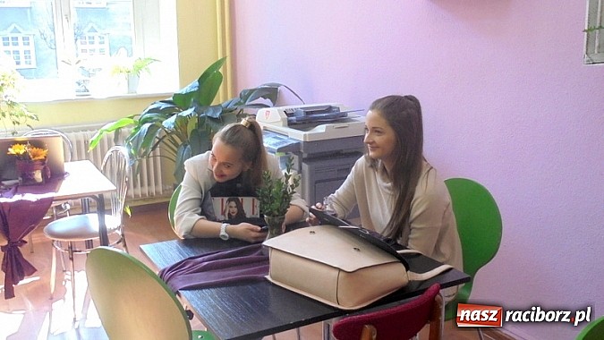 Zdjęcie w galerii na portalu naszraciborz.pl: II miejsce dziewcząt z G5 w Mistrzostwach Raciborza Dwójek Siatkarskich wiadomości z regionu