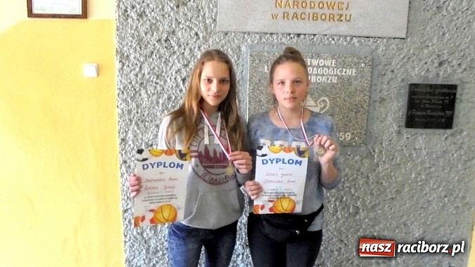 Zdjęcie w galerii na portalu naszraciborz.pl: II miejsce dziewcząt z G5 w Mistrzostwach Raciborza Dwójek Siatkarskich wiadomości z regionu