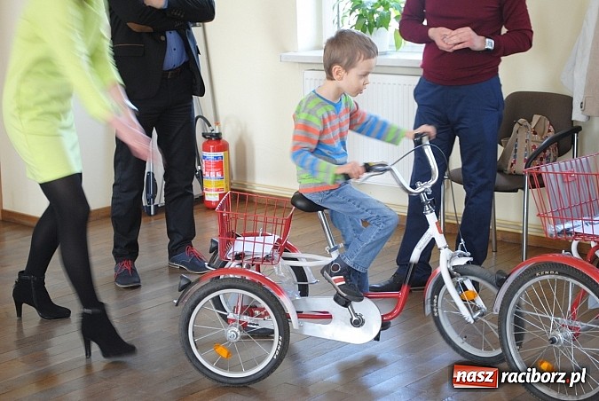 Zdjęcie w galerii na portalu naszraciborz.pl: Opolski PCK przekazał darowiznę dla kietrzańskiego stowarzyszenia   wiadomości z regionu