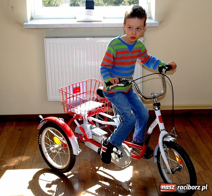 Zdjęcie w galerii na portalu naszraciborz.pl: Opolski PCK przekazał darowiznę dla kietrzańskiego stowarzyszenia   wiadomości z regionu