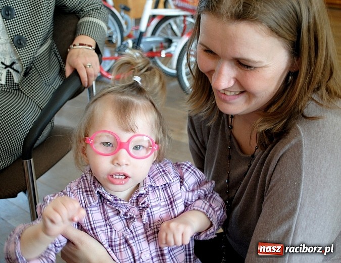 Zdjęcie w galerii na portalu naszraciborz.pl: Opolski PCK przekazał darowiznę dla kietrzańskiego stowarzyszenia   wiadomości z regionu