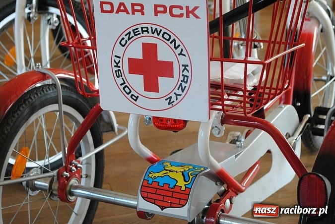 Zdjęcie w galerii na portalu naszraciborz.pl: Opolski PCK przekazał darowiznę dla kietrzańskiego stowarzyszenia   wiadomości z regionu