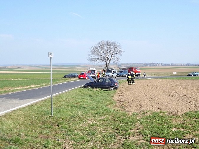 Zdjęcie w galerii na portalu naszraciborz.pl: 37-latka z tej skody miała 1,5 promila. Wiozła dwójkę dzieci. Samochód wypadł z jezdni na łuku drogi Krzanowice-Pietraszyn! wiadomości z regionu