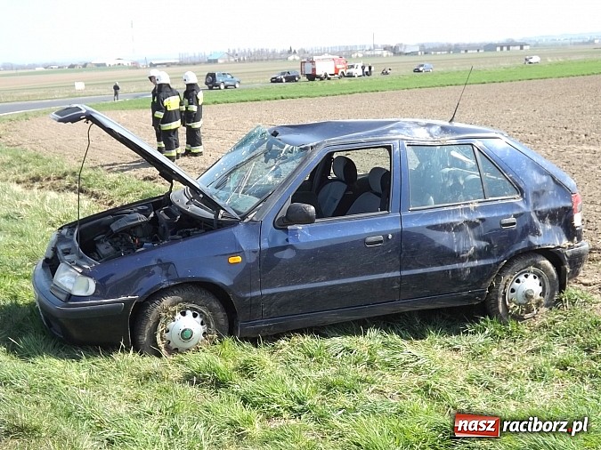 Zdjęcie w galerii na portalu naszraciborz.pl: 37-latka z tej skody miała 1,5 promila. Wiozła dwójkę dzieci. Samochód wypadł z jezdni na łuku drogi Krzanowice-Pietraszyn! wiadomości z regionu