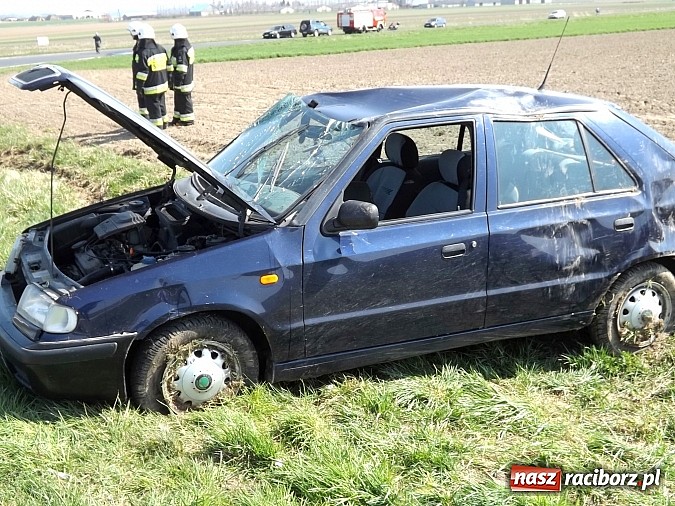 Zdjęcie w galerii na portalu naszraciborz.pl: 37-latka z tej skody miała 1,5 promila. Wiozła dwójkę dzieci. Samochód wypadł z jezdni na łuku drogi Krzanowice-Pietraszyn! wiadomości z regionu