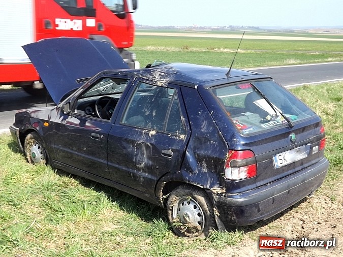 Zdjęcie w galerii na portalu naszraciborz.pl: 37-latka z tej skody miała 1,5 promila. Wiozła dwójkę dzieci. Samochód wypadł z jezdni na łuku drogi Krzanowice-Pietraszyn! wiadomości z regionu