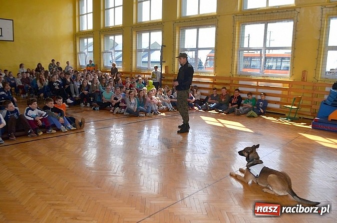 Zdjęcie w galerii na portalu naszraciborz.pl: Straż Graniczna z wizytą w szkołach w Raciborzu i Lubomi wiadomości z regionu