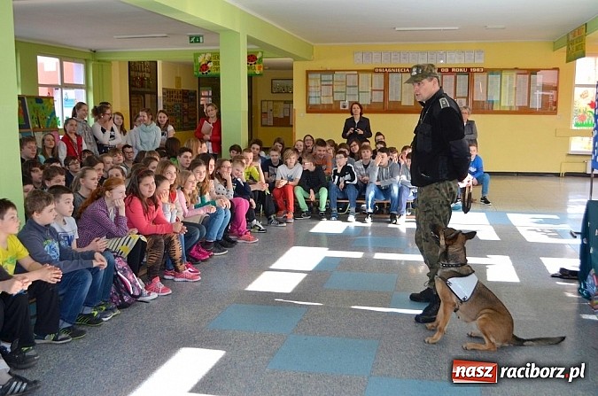 Zdjęcie w galerii na portalu naszraciborz.pl: Straż Graniczna z wizytą w szkołach w Raciborzu i Lubomi wiadomości z regionu