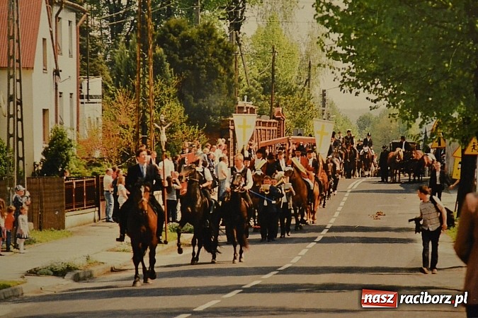 Zdjęcie w galerii na portalu naszraciborz.pl: Wielkanocna procesja konna w Bieńkowicach – finisaż wystawy na zamku wiadomości z regionu