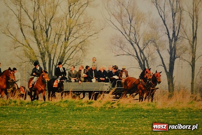 Zdjęcie w galerii na portalu naszraciborz.pl: Wielkanocna procesja konna w Bieńkowicach – finisaż wystawy na zamku wiadomości z regionu