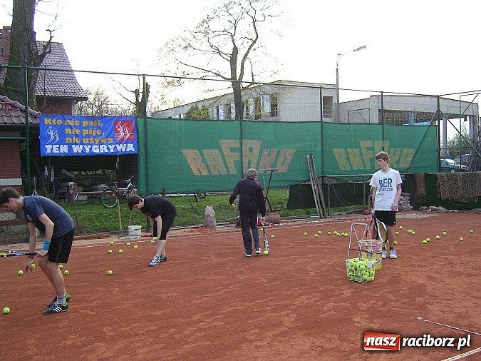 Zdjęcie w galerii na portalu naszraciborz.pl: Kort tenisowy Rafako już otwarty. Czas chwycić za rakiety wiadomości z regionu