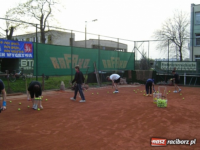 Zdjęcie w galerii na portalu naszraciborz.pl: Kort tenisowy Rafako już otwarty. Czas chwycić za rakiety wiadomości z regionu