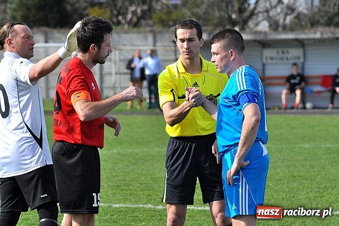 Zdjęcie w galerii na portalu naszraciborz.pl: Kapitan Tworkowa uratował remis w doliczonym czasie gry wiadomości z regionu