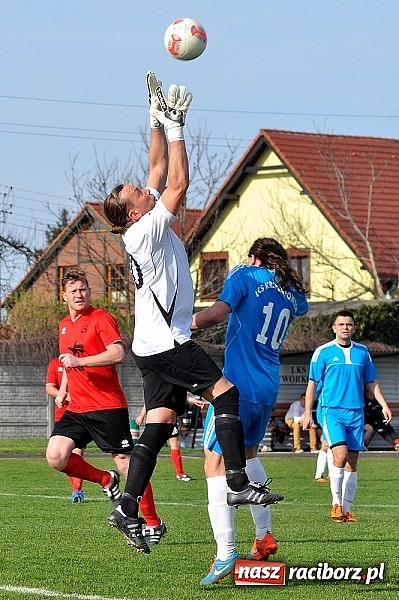 Zdjęcie w galerii na portalu naszraciborz.pl: Kapitan Tworkowa uratował remis w doliczonym czasie gry wiadomości z regionu