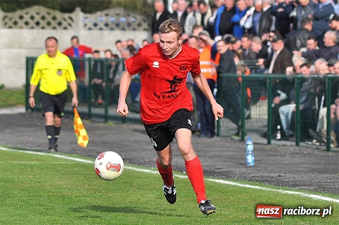 Zdjęcie w galerii na portalu naszraciborz.pl: Kapitan Tworkowa uratował remis w doliczonym czasie gry wiadomości z regionu