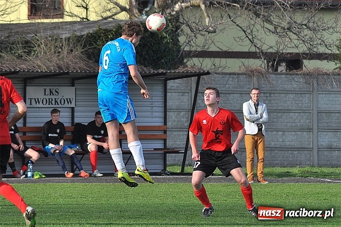Zdjęcie w galerii na portalu naszraciborz.pl: Kapitan Tworkowa uratował remis w doliczonym czasie gry wiadomości z regionu