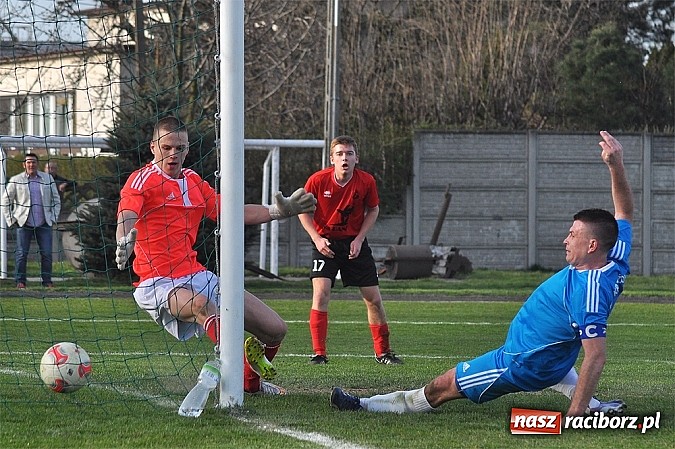 Zdjęcie w galerii na portalu naszraciborz.pl: Kapitan Tworkowa uratował remis w doliczonym czasie gry wiadomości z regionu