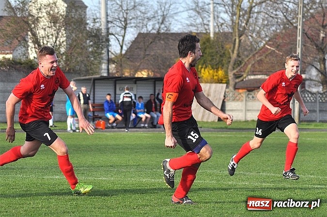 Zdjęcie w galerii na portalu naszraciborz.pl: Kapitan Tworkowa uratował remis w doliczonym czasie gry wiadomości z regionu