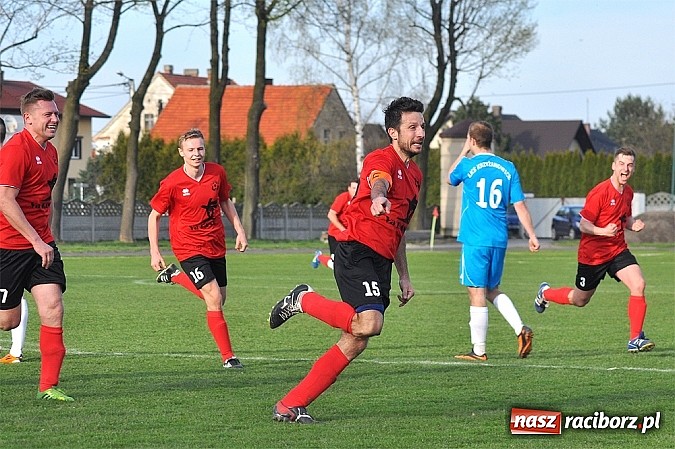 Zdjęcie w galerii na portalu naszraciborz.pl: Kapitan Tworkowa uratował remis w doliczonym czasie gry wiadomości z regionu